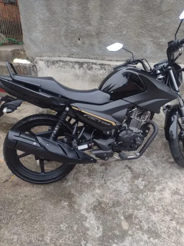 Moto impecável com apenas detalhe no farol pequeno arranhao só chamar *