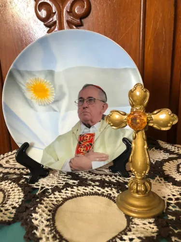 PRATO DECORATIVO PAPA FRANCISCO RARIDADE 20cm