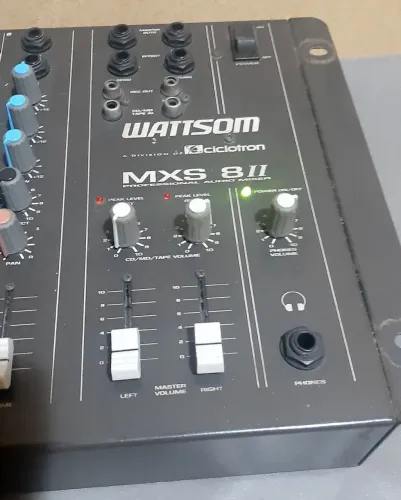 Vendo Mesa de Som Wattsom Ciclotron de 8 Canais