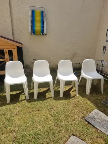 Conjunto de Cadeiras de Plástico branco