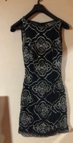 Vestido preto em renda com detalhes em dourado