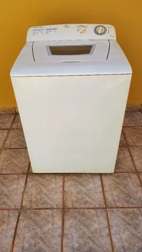 Máquina de Lavar Roupa funcionando mas com avarias