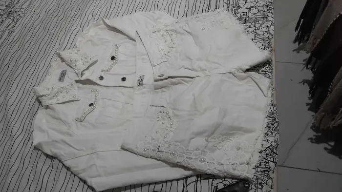 Conjunto de blusão jeans branco short todo bordado está novo motivo da venda ficou grande