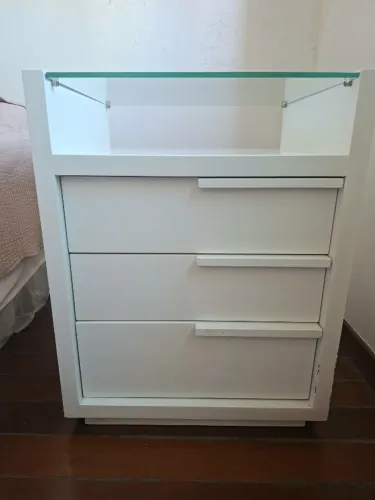 Criado-mudo branco com 3 gavetas e tampo de vidro - Design moderno