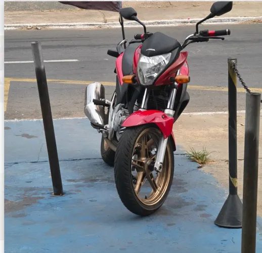 Moto Honda 300 cilindradas em ótimas condições