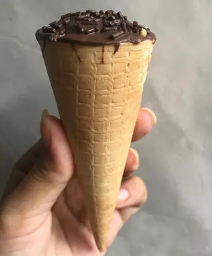 Cone trufado recheado 4,00 doce delicioso e crocante de vários sabores