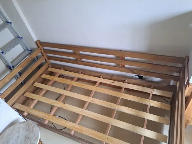 Cama sofá solteiro de madeira maciça, não aceito oferta ou troca