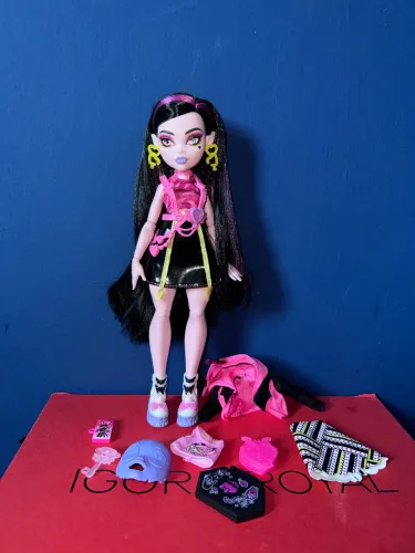 Draculaura Neon Frights Skulltimate Secrets Monster High