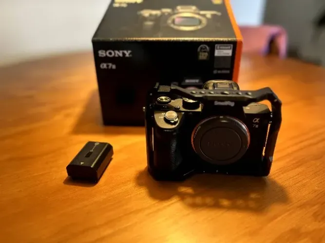 Câmera Sony A7III + 1 Bateria + cage