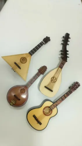 Kit 4 miniaturas em instrumentos musicais decorativos em madeira entre 13 e 17 cm .