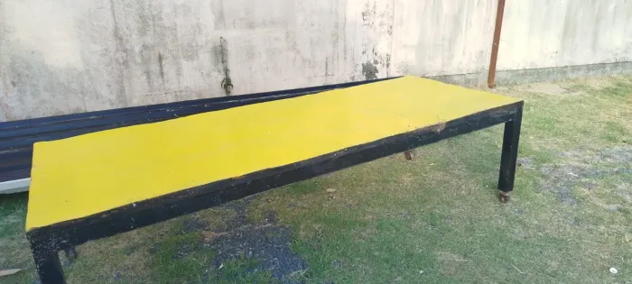 Mesa Auxiliar de Metal 