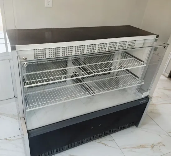 OPORTUNIDADE! VITRINE REFRIGERADA A VENDA!