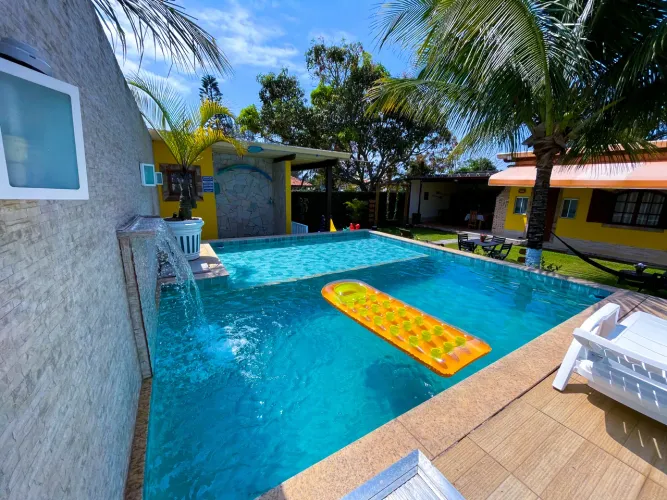 Casa para aluguel de temporada em condomínio fechado com acesso à praia