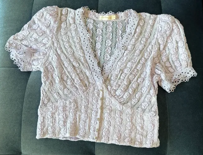 Blusa de renda lilás 