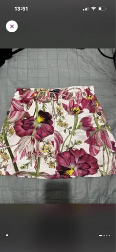 Saia Lança perfume branca com flores 