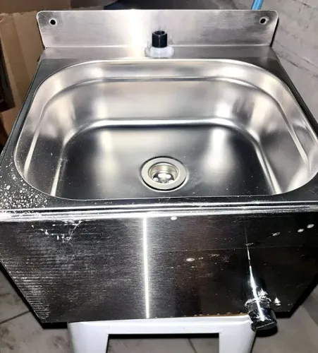 Lavatório Inox de Parede com Acionamento por Joelho - Seminovo