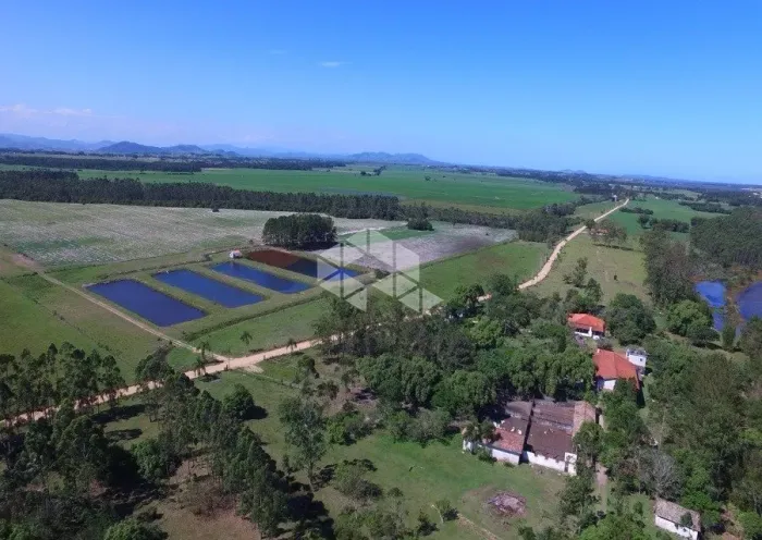FAZENDA COM MAR, LAGOA, DUNAS E MONTANHAS.