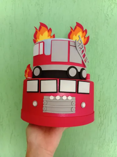 Bolo fake de Bombeiro infantil para aniversário