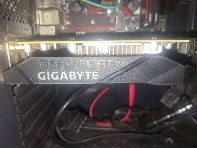 Placa de Vídeo Gigabyte GTX 1650 4GB OC (GV-N1656OC-4GD) - Muito Bem Cuidada