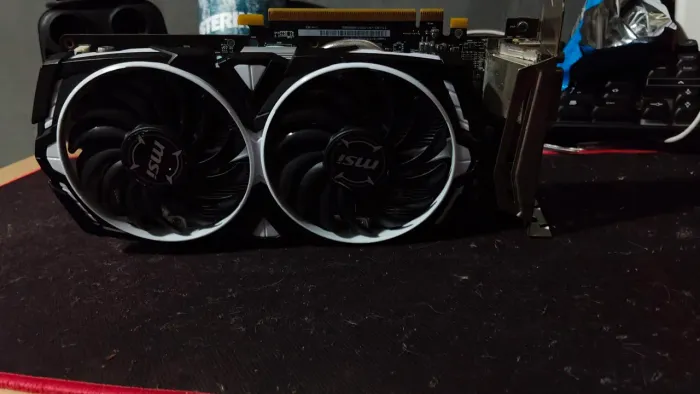 GPU MSI RADEON RX 570 ARMOR 4GB COM DEFEITO.