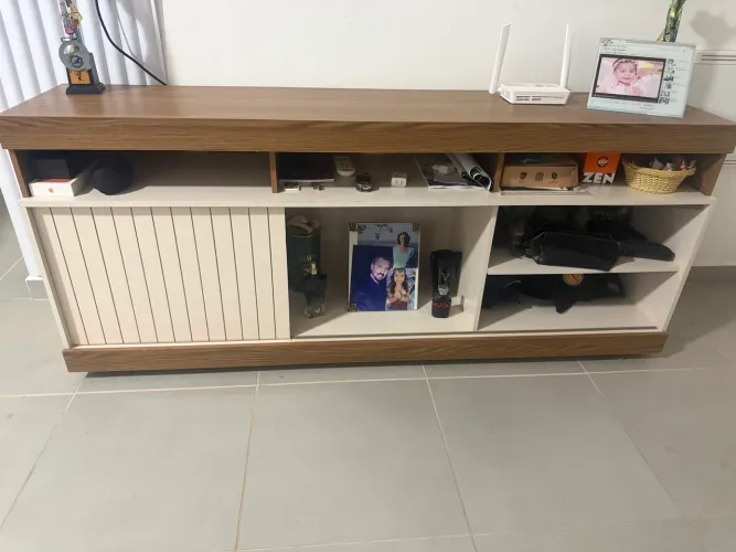 Rack para TV Semi-Novo - Excelente Estado cor Off-White e Carvalho