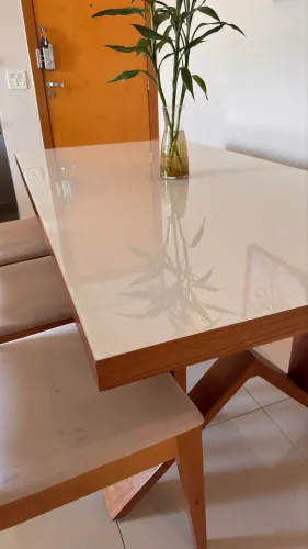 Conjunto de mesa e cadeiras