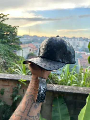 Bonés LV e Blck