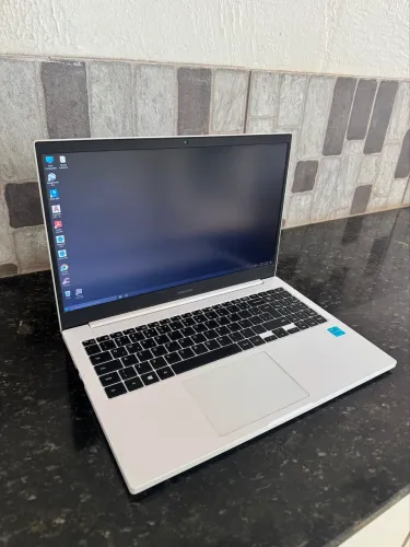 VENDO Notebook Samsung Book E20 (NP550XDA- KO2BR)