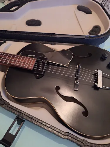 Guitarra Godin 5th avenue (Made in Canadá)