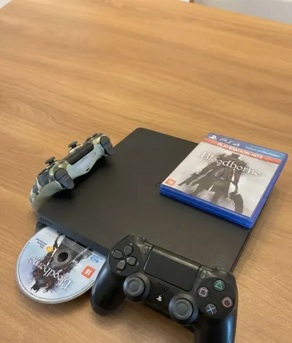 Playstation 4 versão slim de 1TB De armazenamento extremamente novo e funcionando!
