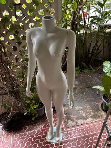 Manequim feminino corpo inteiro usado