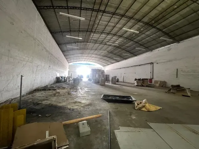 Galpão/Armazém 1.000m² Habite-se Nivel 5 c/ Docas e Patio para Manobras na Av. do Turismo