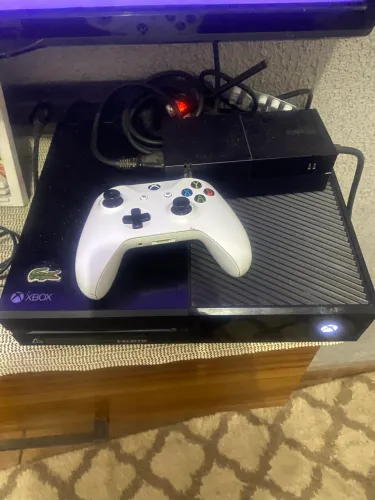 Xbox One 365 giga um controle 