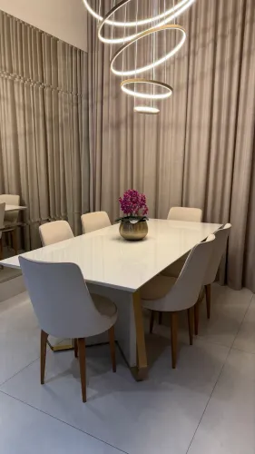 Mesa Laca+Ferro dourado com 6 cadeiras em linho