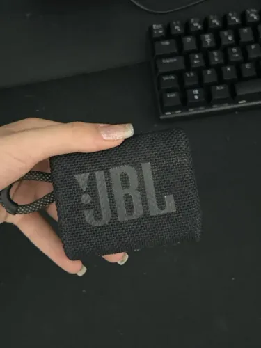 JBL Go 3, na cor preta.