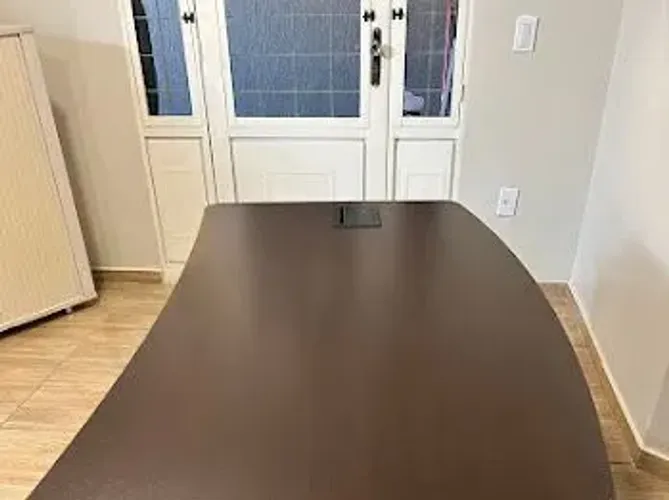 Mesa de Escritório Alto padrão - Excelente Estado (Tomadas embutidas)