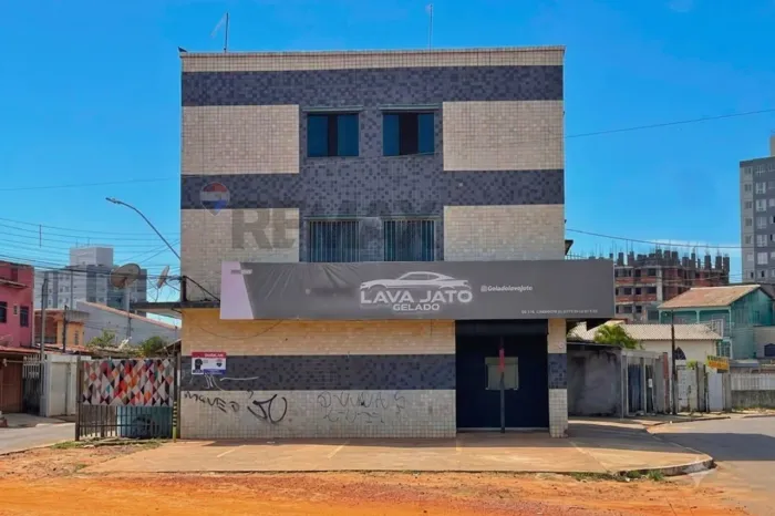 Prédio - QS 318 - SAMAMBAIA SUL - 2 LOJAS - 4 APARTAMENTOS