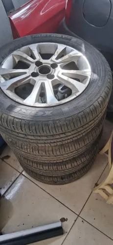 Vende-se Pneus Com Aro juntos 185/65 Aro 15