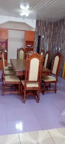 Mesa de jantar colonial com oito cadeiras em madeira nobre ricamente entalhada