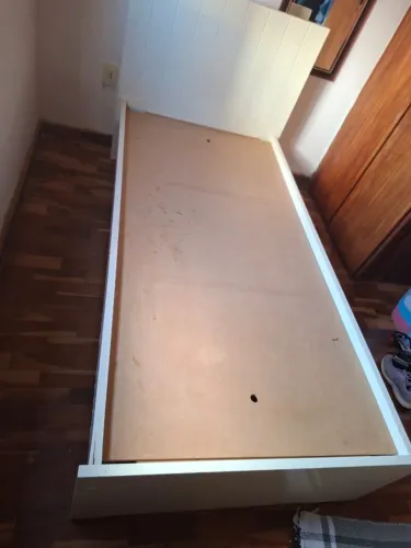 Cama de solteiro em MDF tamanho padrão