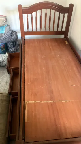 Cama de madeira com auxiliar