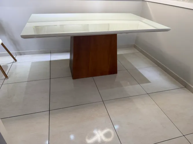 Mesa de Madeira Maciça Laqueada - Impecável( Somente mesa)