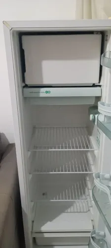 Vende-se uma geladeira
