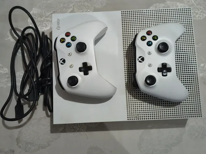Xbox onde S 1T dois controles