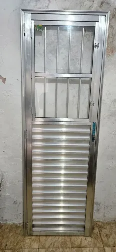 Porta de alumínio de 70 largura, pra vender logo( 300$)