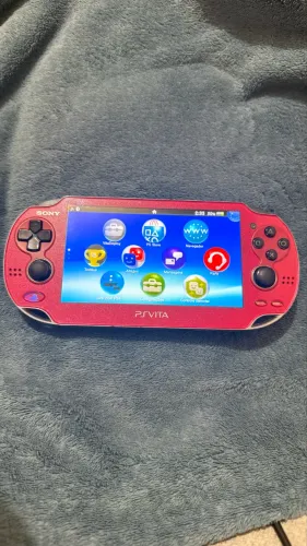 PlayStation Vita Slim Vermelho (Desbloqueado) + Cartão 64GB + Carregador Original