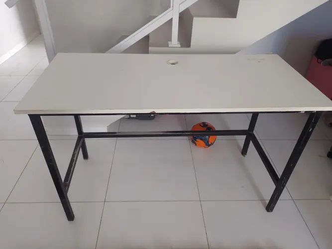 Vendo mesa com pés de ferros e em bom estado de conservação.