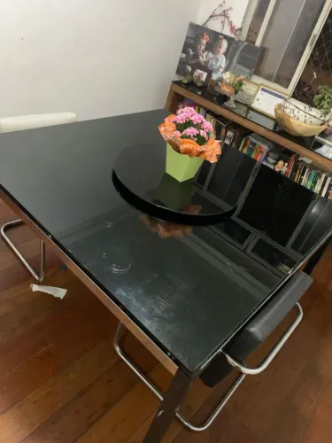 MESA DE VIDRO QUADRADA, 8 LUGARES, BASE DE FERRO E CROMO