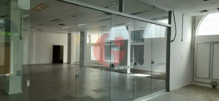 Loja comercial para venda e locação com 18 vagas para carros e 4 banheiros - 520,92m² - No