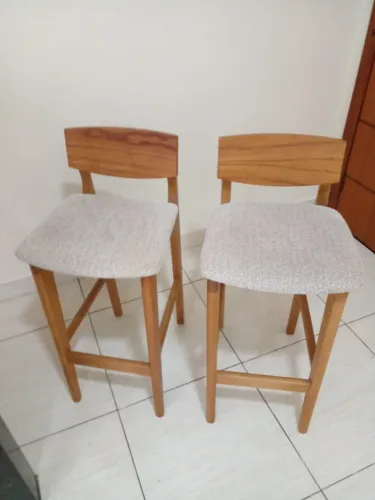 Banquetas de Madeira com tecido em linho.